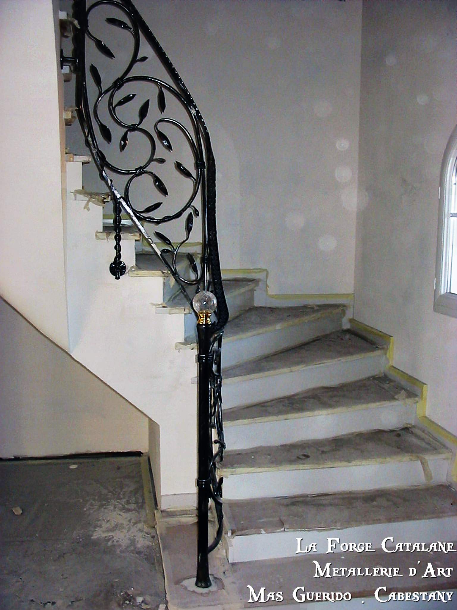 poteau avec boule en verre remplissage vegetal feuilles forge catalane 1.jpg